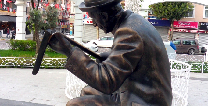 Aşık Veysel'ın sazı kırıldı