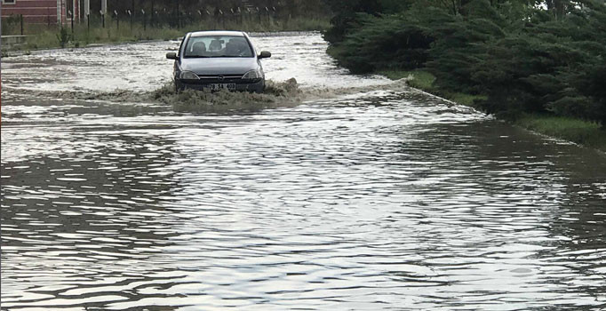 Karabük'te sağanak ve dolu yolları göle çevirdi