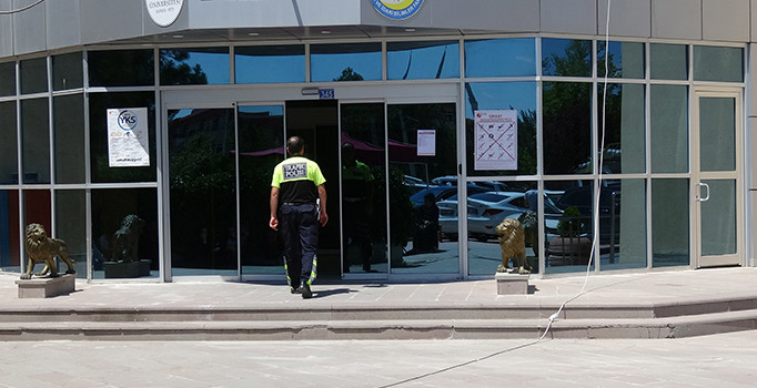 Sınava gireceği binanın tuvaletinde intihara kalkıştı