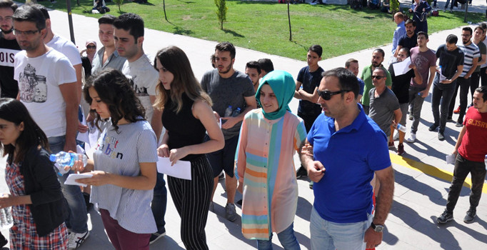 YKS’nin 2. oturumu Alan Yeterlilik Testi (AYT) başladı