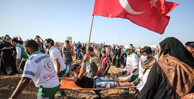 İsrail askerleri Türk bayrağı sallayan Filistinli genci vurdu