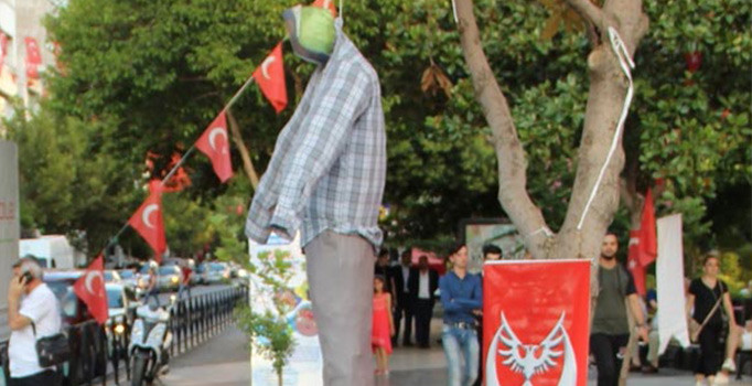 Minik Eylül’ün katil zanlısının maketini ağaca astılar