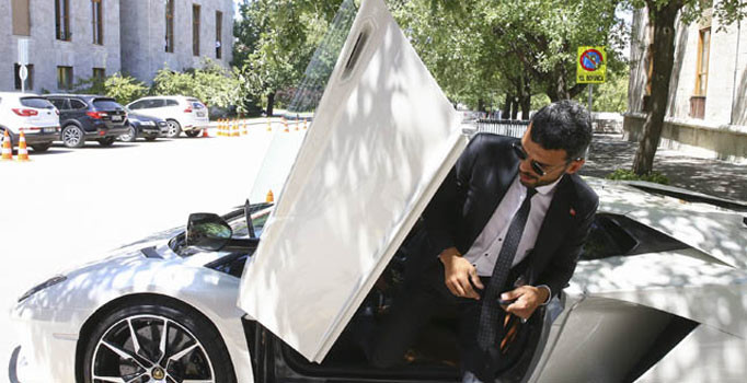 Kenan Sofuoğlu Meclis'e Lamborghini ile geldi