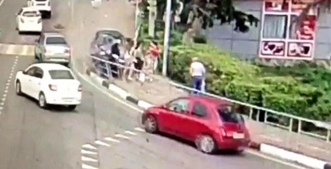 Son dakika! Rusya'da araç yayaların arasında daldı