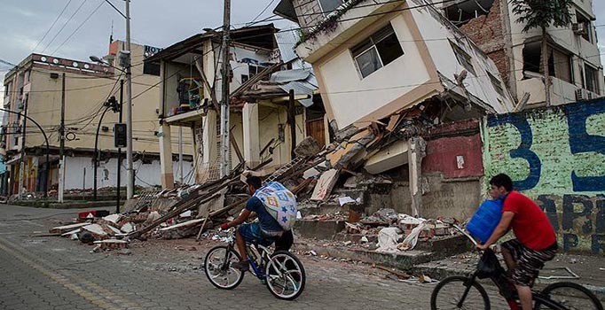 Ekvador'daki 2 büyük depremde 570 kişi öldü