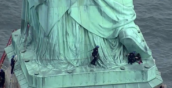 Trump'ı protesto için Özgürlük Heykeli'ne tırmandı