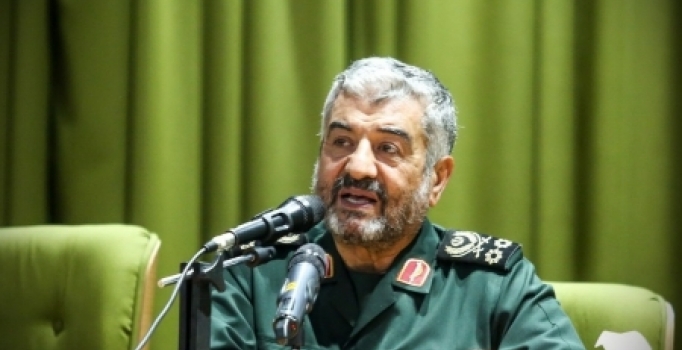 İran'dan ABD'ye Hürmüz Boğazı'nı kapatma tehdidi