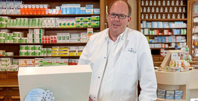 Kanser ilaçlarını sulandırıp satan eczacı meslekten mendi