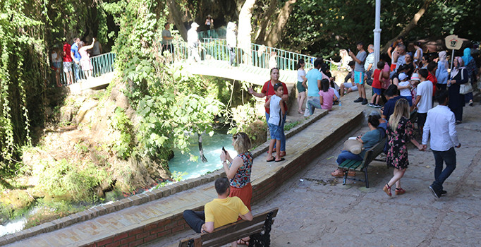 Antalyalılar Düden Şelalesi'ne koştu