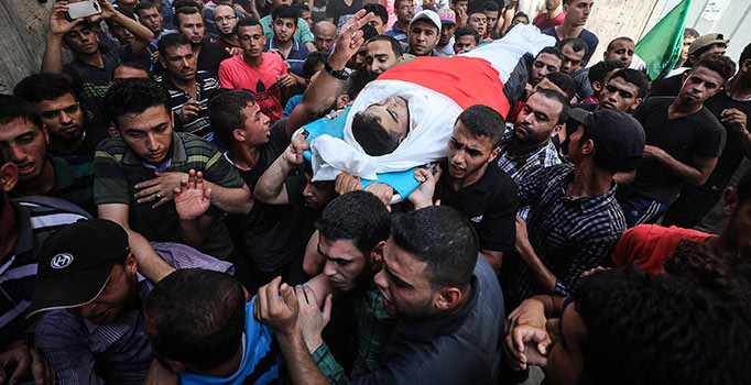 Gazze şehidi onlarca Filistinlinin katılımıyla toprağa verildi
