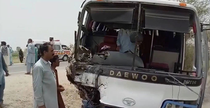 Pakistan’da aşırı hız can aldı: 15 ölü