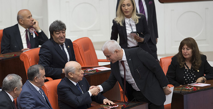 Koray Aydın'dan sürpriz hamle... Bahçeli'yle tokalaştı