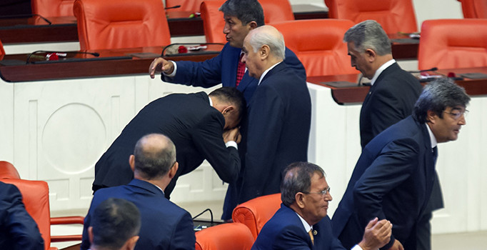 İYİ Partili milletvekili Hayati Arkaz Bahçeli'nin elini öptü