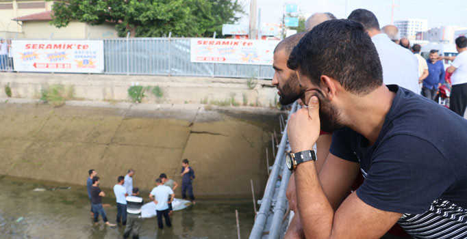 Kanalda erkek cesedi bulundu, meraklılar cesede bakabilmek için birbirleriyle yarıştı