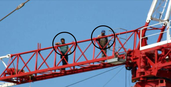 Arızalan vinçte tehlikeli çalışma! Görenlerin yüreğini ağzına getirdi