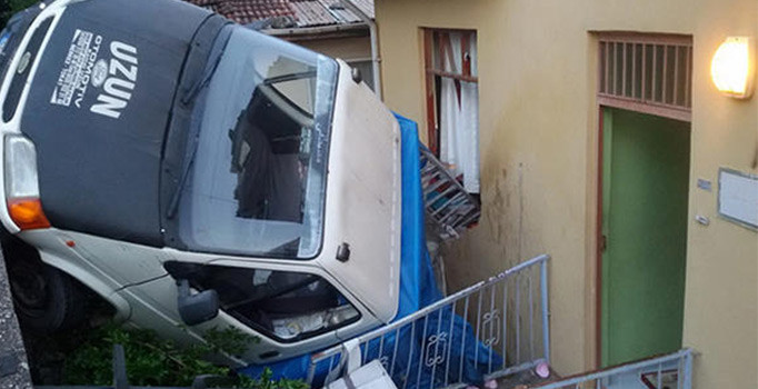 Kamyonet eve girdi: Çok sayıda yaralı var