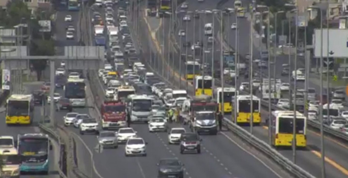 Son dakika! İstanbul Küçükçekmece'de kaza: Trafik kilit