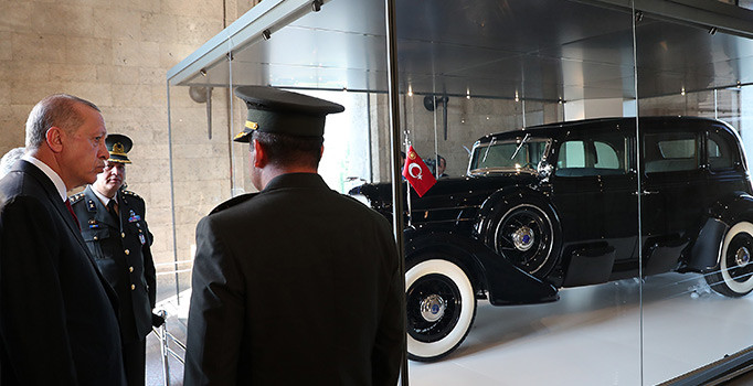 Cumhurbaşkanı Erdoğan Atatürk'ün restore edilen otomobilini inceledi