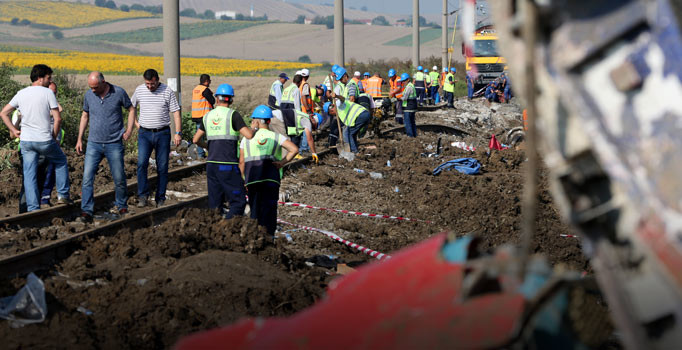Tren faciasındaki makinistlerin ilk ifadesi : Frene bastık ama tren raydan çıktı