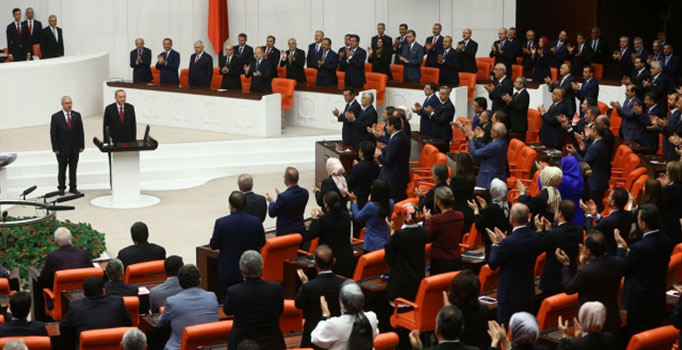 Erdoğan yemin etti, İYİ Parti ve CHP'li vekiller ayağa kalkmadı