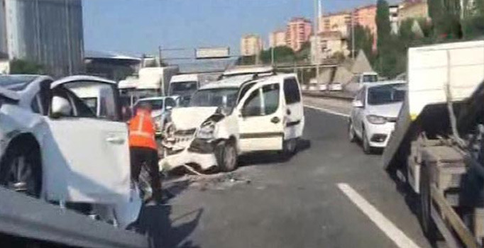 Son dakika! TEM'de trafik kazası! 3 şerit trafiğe kapatıldı