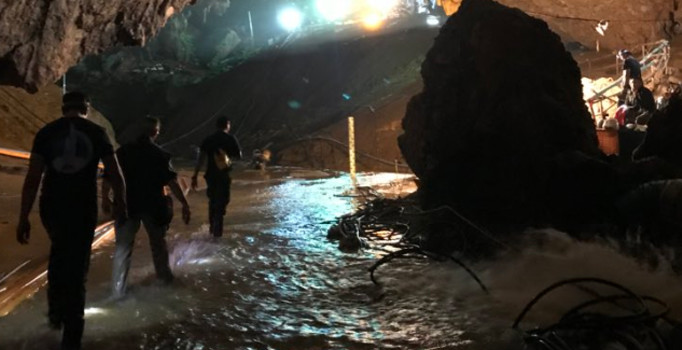 Elon Musk, Tayland'da çocukların mahsur kaldığı mağaraya girdi