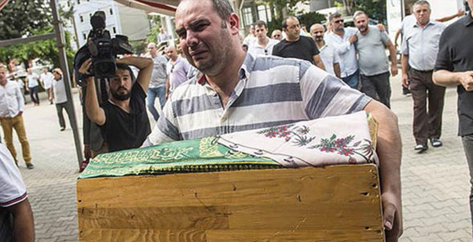 Elinde bebeğinin tabutuyla yürekleri yakan acılı baba: "Canımız yandı"