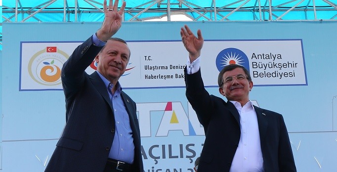 Davutoğlu: Biz hamaset değil iş üretiyoruz