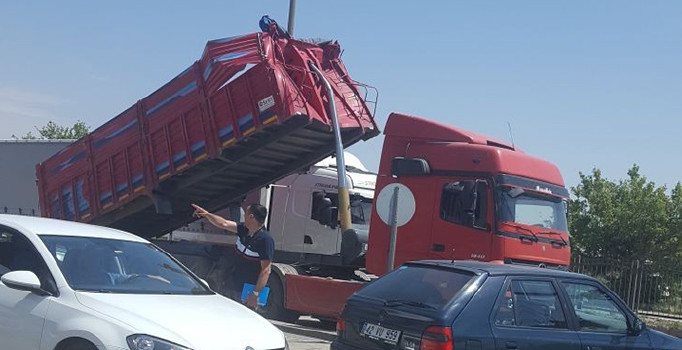 Ankara'da kamyon dorsesi üst geçide takıldı
