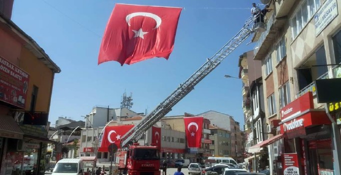 Sandıklı Belediyesi 15 Temmuz şehitlerini anma programı için ilçeyi bayraklarla donattı