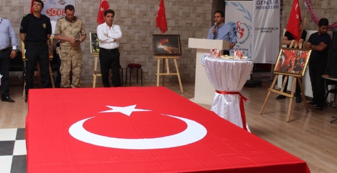 Çaldıran ilçesinde 15 Temmuz resim sergisi açıldı