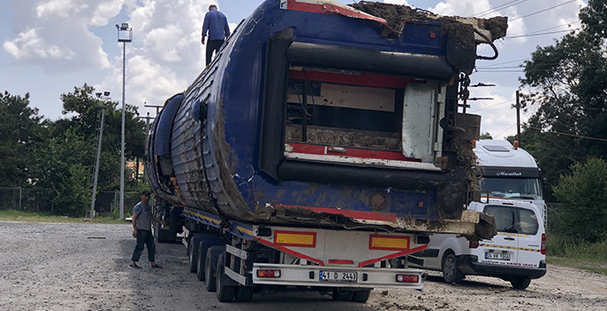 Tren kazasında raydan çıkıp devrilen vagonlar kaldırıldı