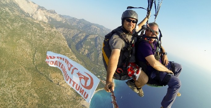 15 Temmuz şehitlerini gökyüzünde pankart açarak andı