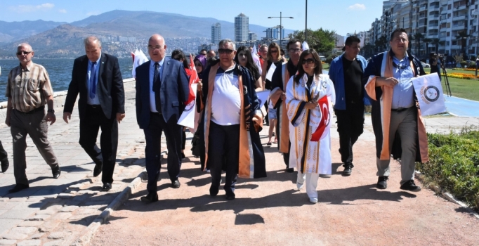İzmir Demokrasi Üniversitesi'nden '15 Temmuz' yürüyüşü