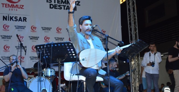 15 Temmuz etkinlikleri kapsamında Uğur Işılak Niksar’da konser verdi