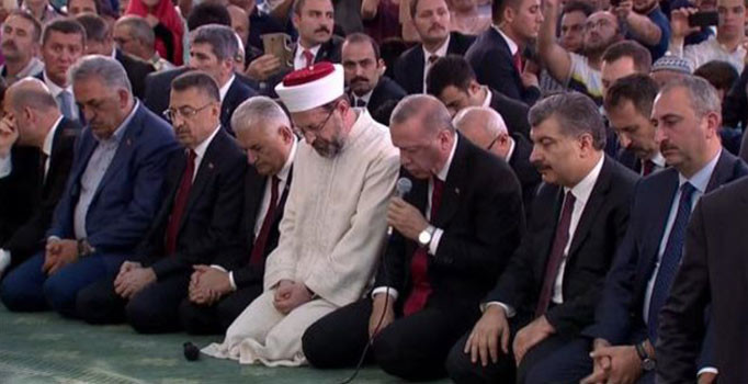 Cumhurbaşkanı Erdoğan 15 Temmuz şehitleri için Millet Camii'nde Kur'an-ı Kerim okudu