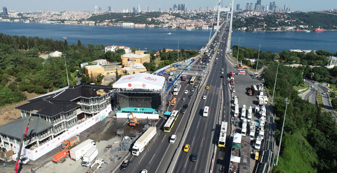 15 Temmuz Şehitler Köprüsü'ne dev Türk bayrağı asıldı