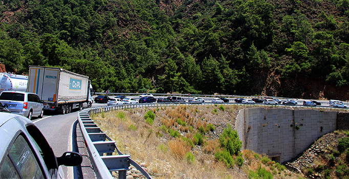 Marmaris'e turist akını... 5 kilometre araç kuyruğu