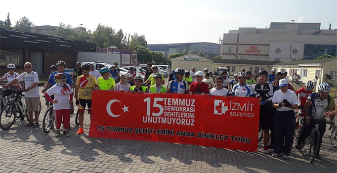 İzmit'te pedallar demokrasi şehitleri için çevrildi