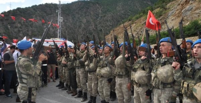 Şehit Eren'in intikamını alan kahramanlar gülle karşılandı