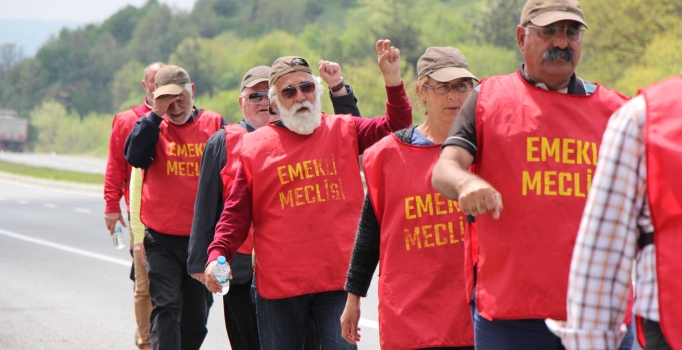 Ankara'ya yürüyen emeklilerin nefesi Bolu'ya kadar yetti