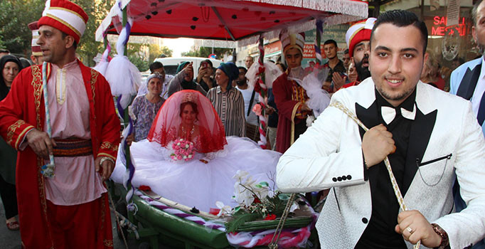 Denizi olmayan Manisa’da gelini kayıkla aldı