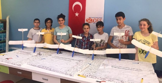 Minik Vecihiler, Hürkuş’un modelini tasarlıyor