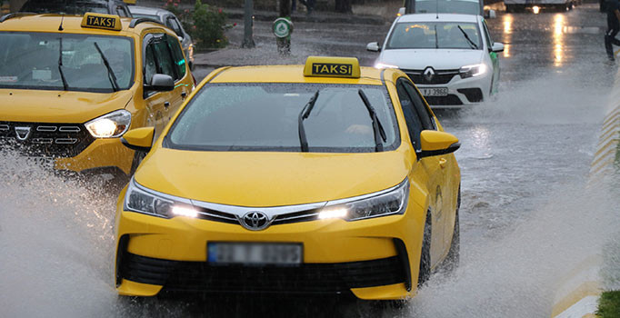 Edirne’de sağanak yağış hayatı olumsuz etkiledi