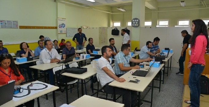 AEÜ’sinde Sınıf Öğretmenlerine ’Eğitsel Robotik Uygulamaları’ eğitimi verildi