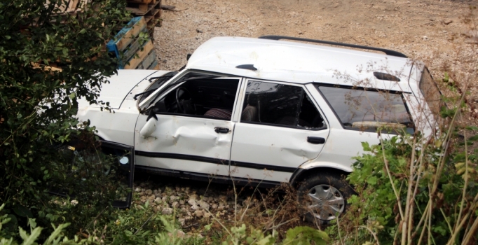 Bolu'da otomobil fabrika bahçesine düştü: 4 yaralı