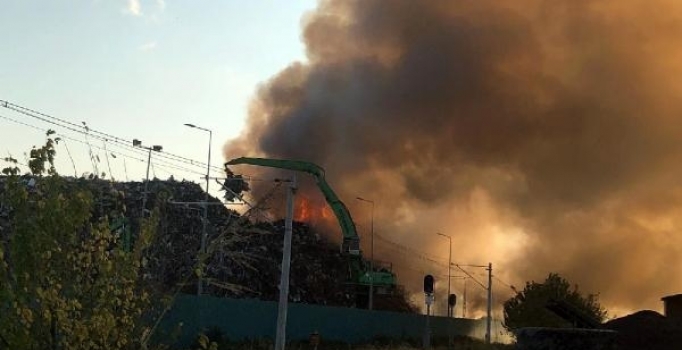 Geri dönüşüm fabrikasında yangın