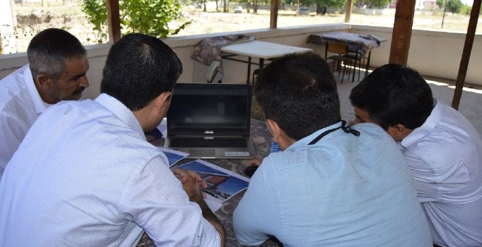 Kaymakam Sarı, yeni yapılacak öğretmen evi arsasında incelemelerde bulundu