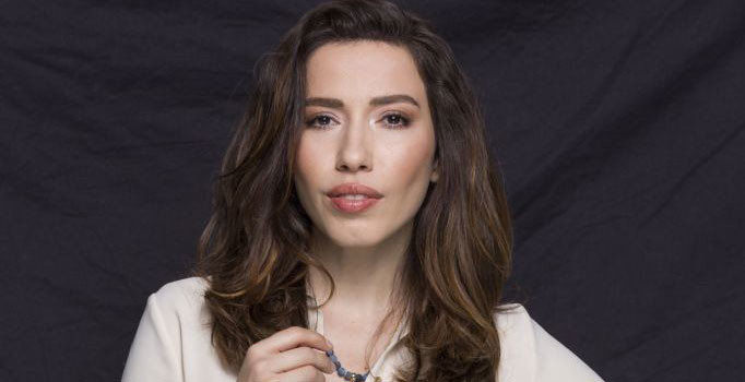 Burcu Güneş’in üstüne sahne düştü