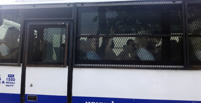 ’Kedicikler’ cezaevine el sallayarak geldi